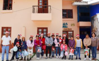 lcalde Manuel Ugarte en compañía de la primera dama, Dra. Lesly Gonzales Alfaro y la regidora Monica Jamanca Rosales visitó la aldea infantil Virgen Peregrina, donde entregó prendas de vestir, juguetes y compartió un almuerzo con los niños, madres sustitutas y personal administrativo que vive en el lugar
