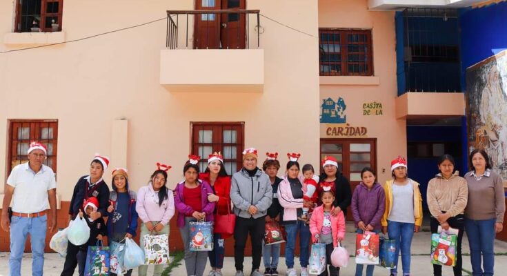 lcalde Manuel Ugarte en compañía de la primera dama, Dra. Lesly Gonzales Alfaro y la regidora Monica Jamanca Rosales visitó la aldea infantil Virgen Peregrina, donde entregó prendas de vestir, juguetes y compartió un almuerzo con los niños, madres sustitutas y personal administrativo que vive en el lugar